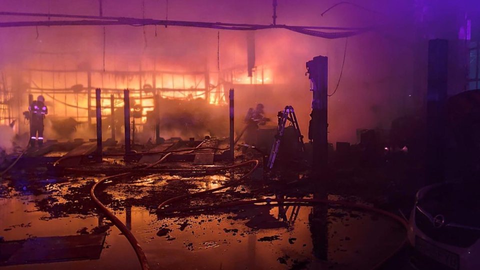 Incendiu la o hală din Brașov