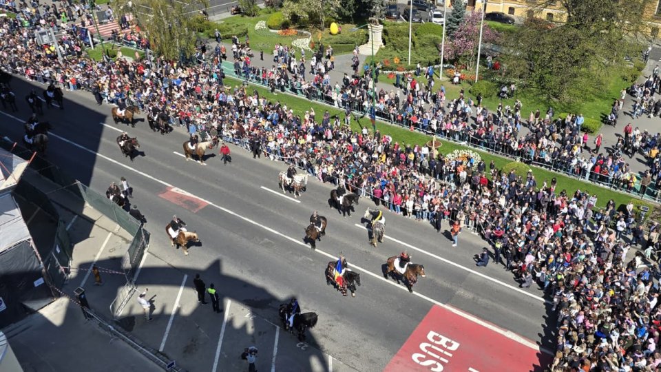 Ziua de călări VIDEO+FOTO. Junii au coborât în Cetatea Brașovului