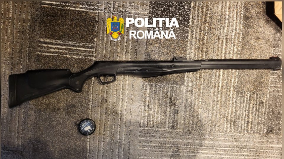 Arme și articole pirotehnice deținute ilegal, descoperite în urma unor percheziții la Ghimbav