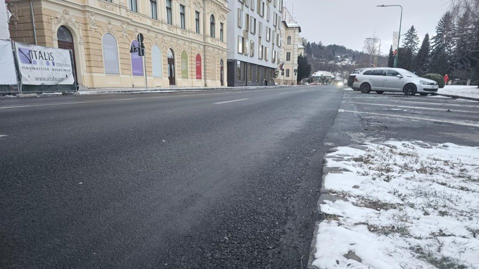 Peste 25 de utilaje de deszăpezire, pe străzile Brașovului