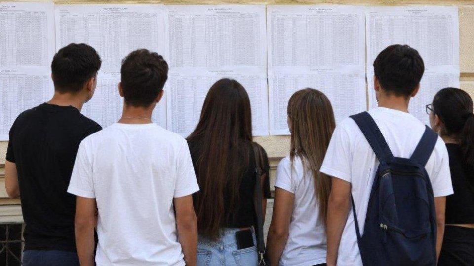 Senatorii au decis eliminarea posibilităţii de a se organiza un examen paralel pentru admiterea la liceu