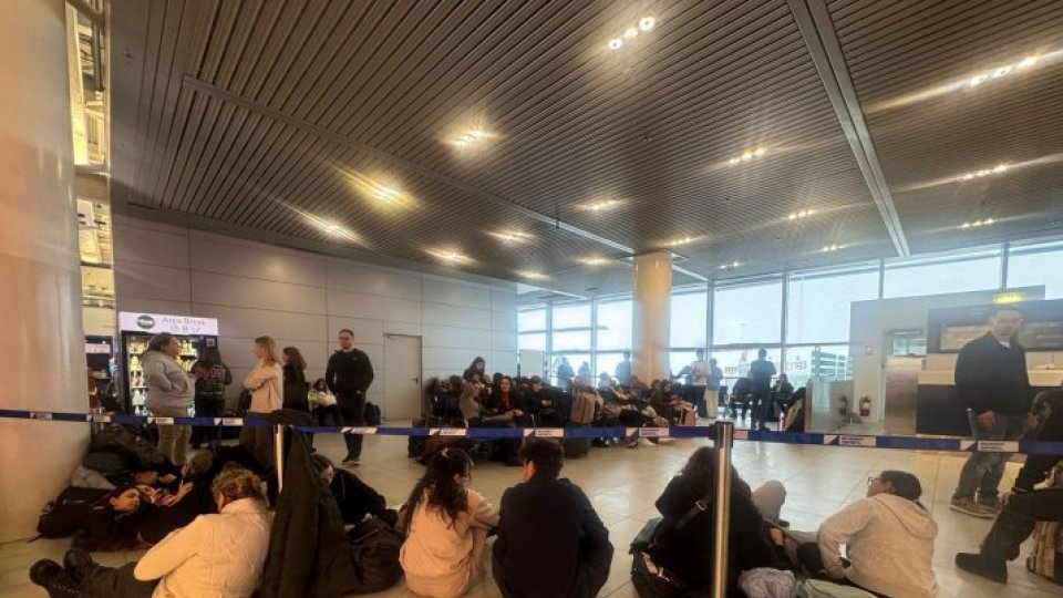 Drumuri închise, avioane deviate, cursuri suspendate în școli, din cauza ninsorilor abundente