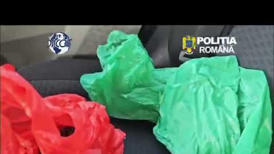 Trei bărbați, doi români și un columbian, cercetați pentru trafic de droguri de mare risc în Brașov | VIDEO
