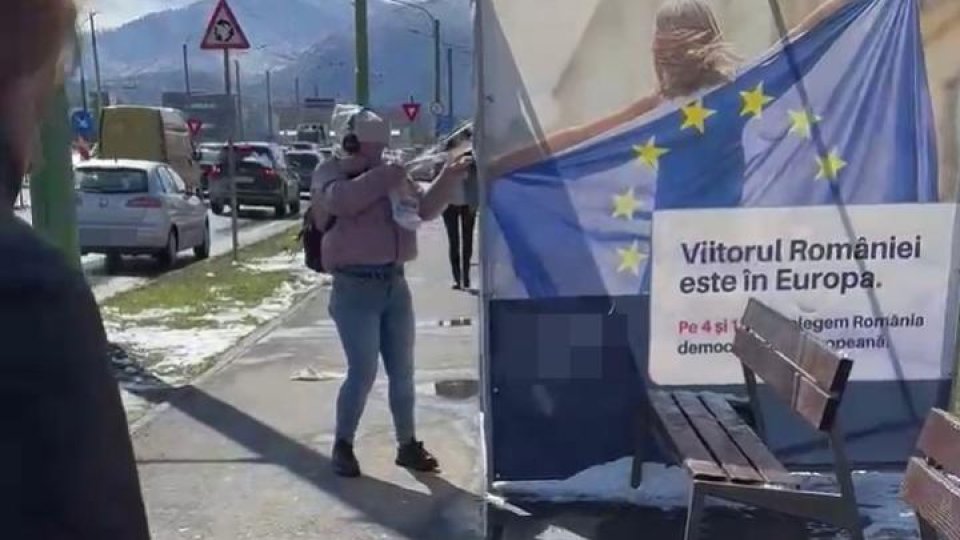 Femeie surprinsă vandalizând un cort electoral