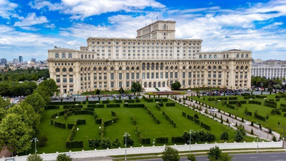 Moţiunea de cenzură împotriva guvernului Bolojan va fi citită astăzi în parlament