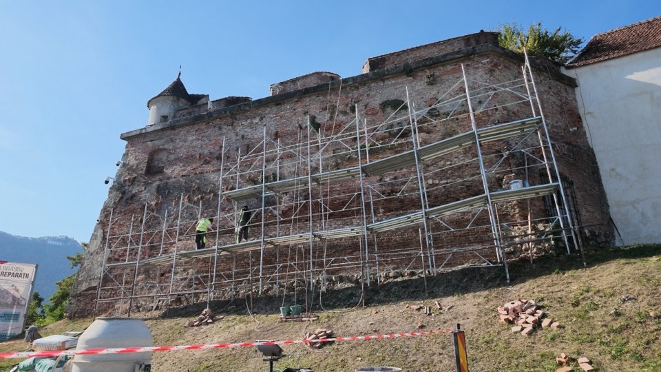 Continuă reabilitarea Cetățuii de pe Dealul Straja | VIDEO