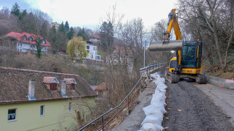 Lucrări de consolidare pe strada Cibinului!