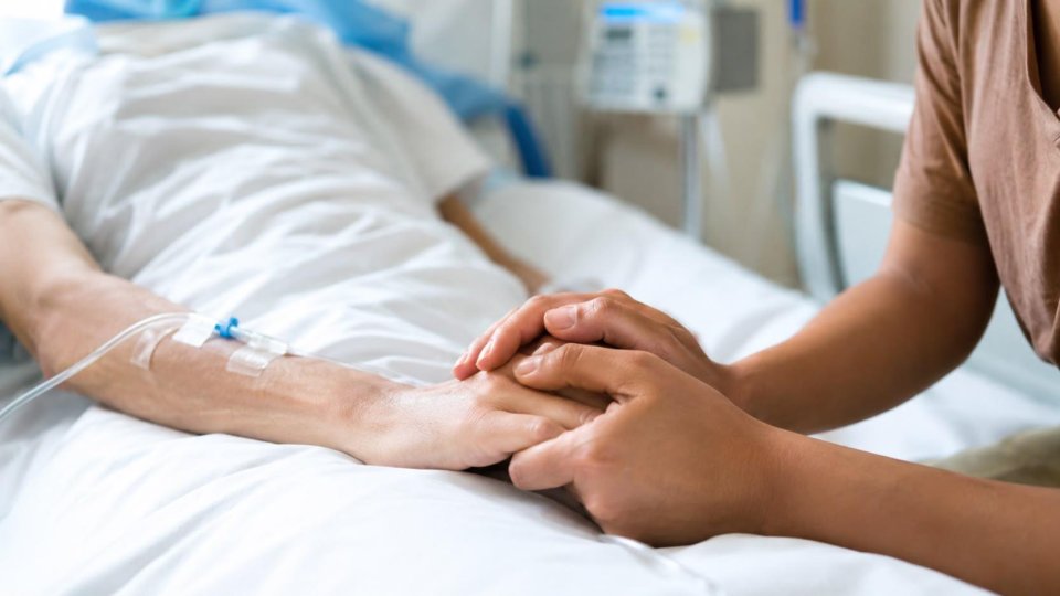 Un nou strigăt de ajutor din partea pacienților oncologici: „Cancerul nu așteaptă, însă sistemul românesc continuă să le ceară pacienților să o facă”