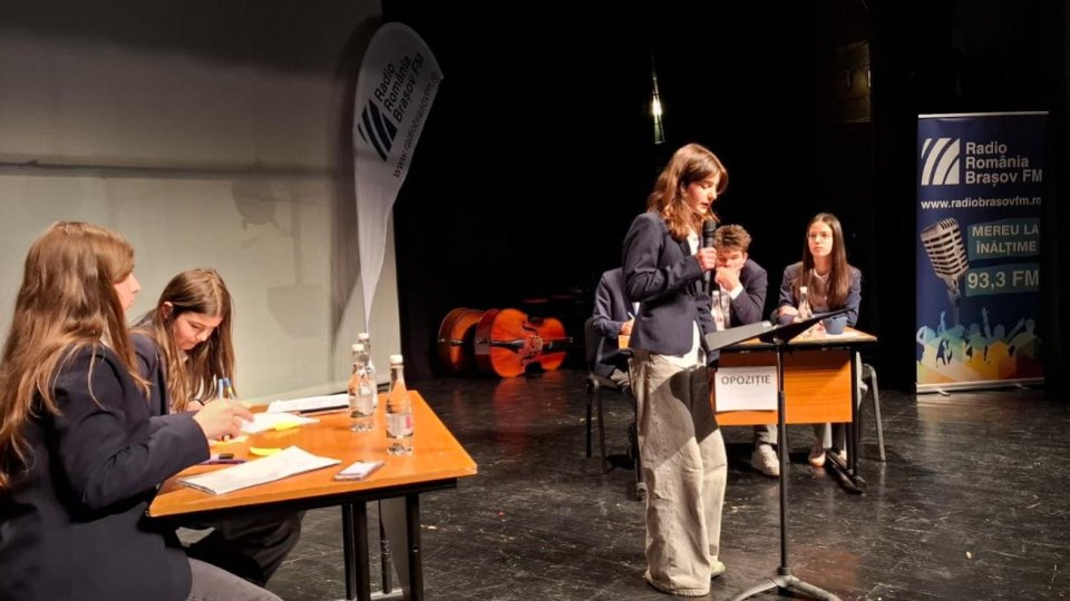 200 de adolescenți au participat la dezbaterea organizată de Radio România Brașov și Inspectoratul Școlar