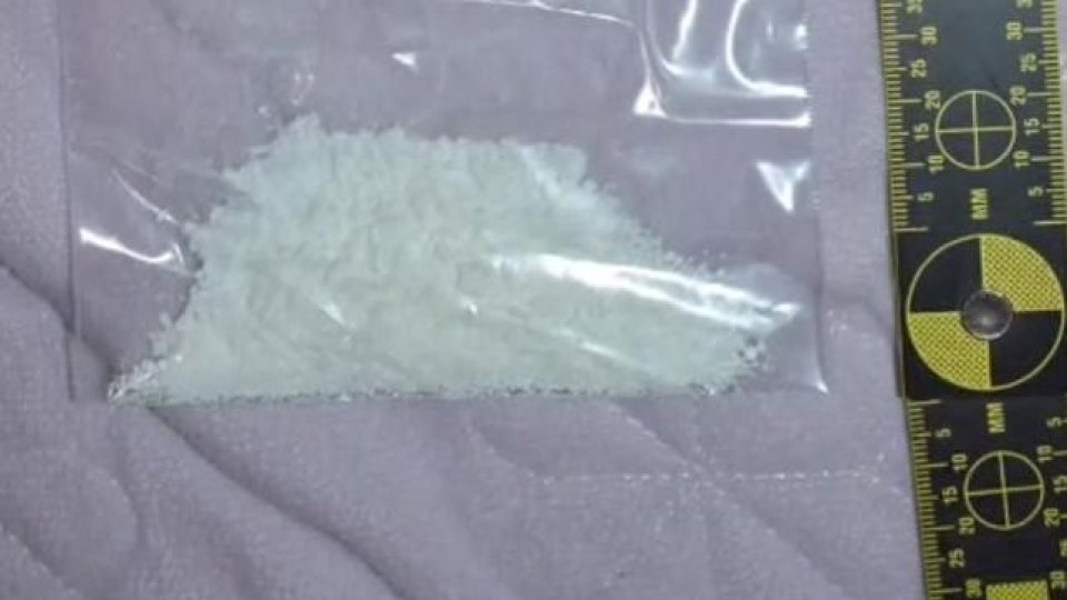 Opt persoane reținute pentru trafic de droguri