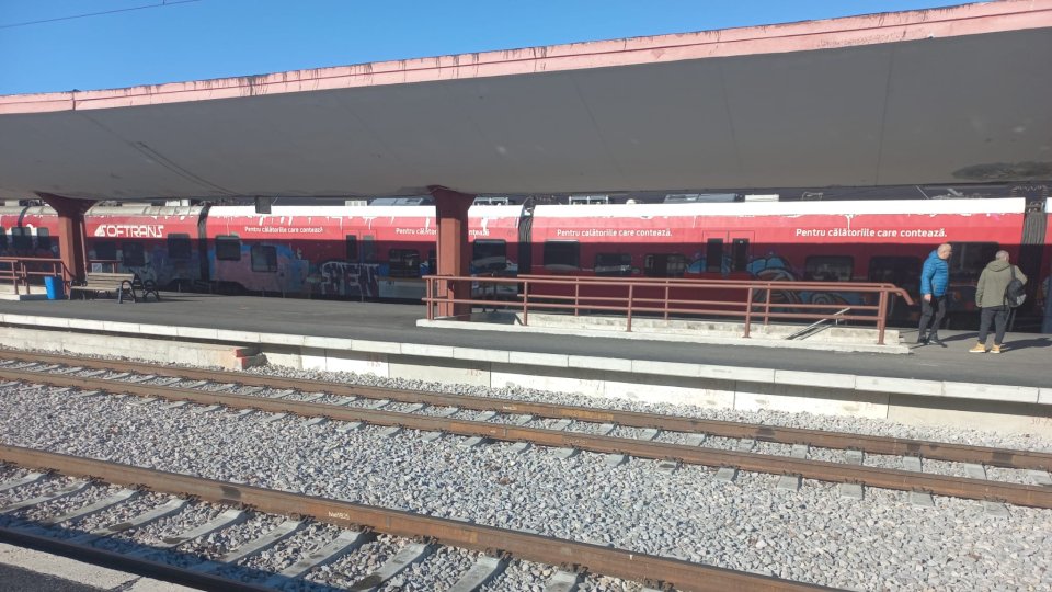 FOTO Șantier interminabil la Gara Brașov. Lucrările, un real pericol pentru călători!