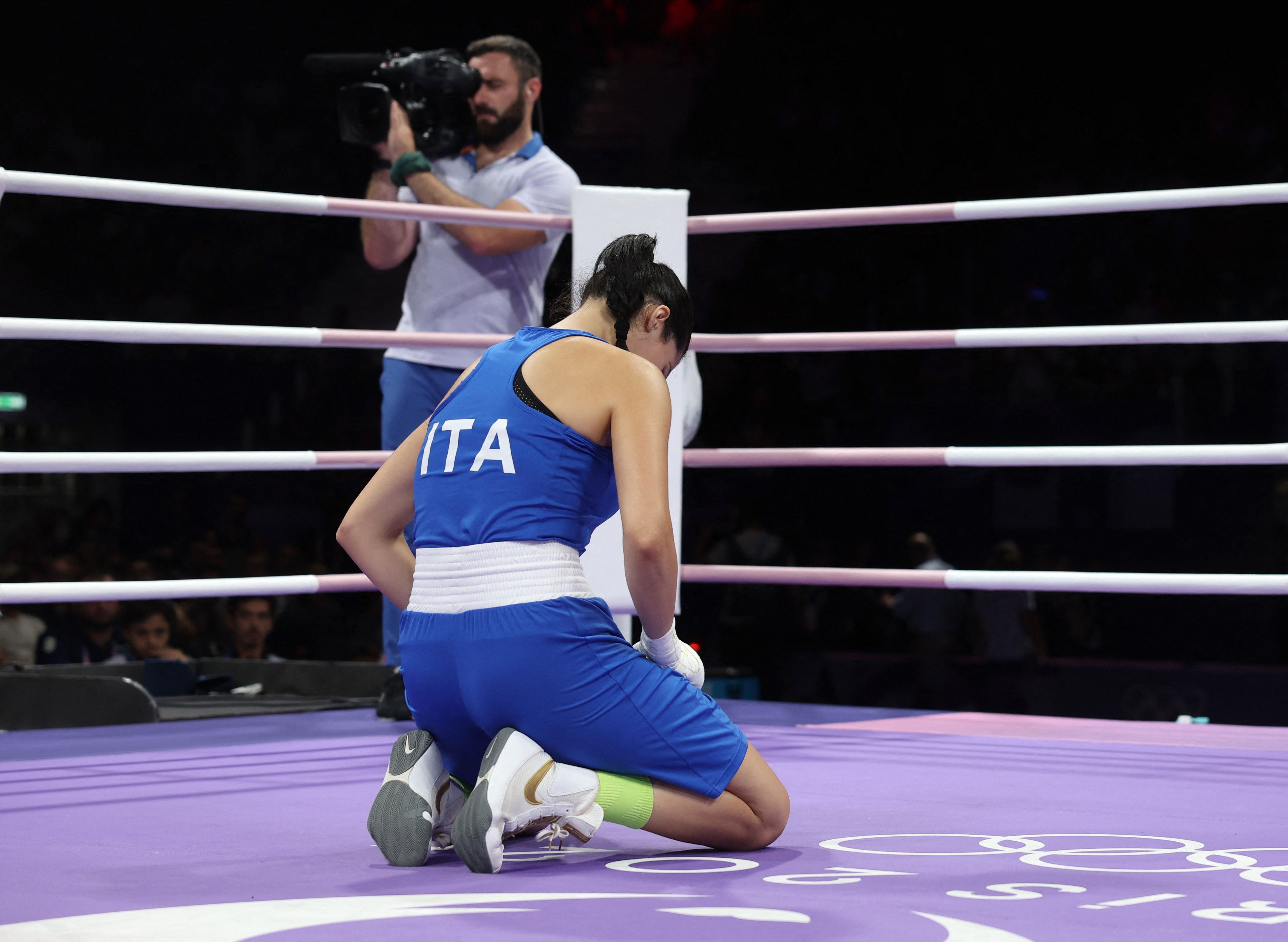 PARIS 2024 – Box: Pugilista Angela Carini s-a retras din meciul cu algerianca transgender Imane Khelif